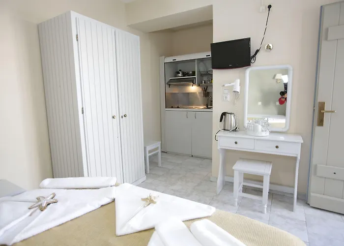 アパートホテル アレクサンドラズ ルームズ 4*