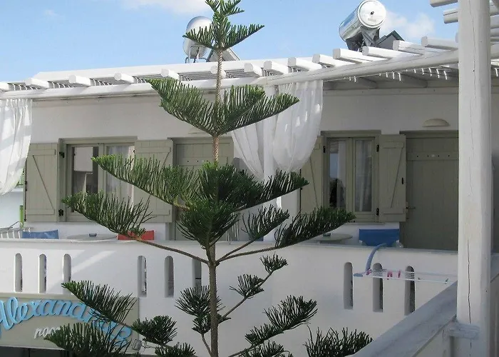 アレクサンドラズ ルームズ アパートホテル 4*