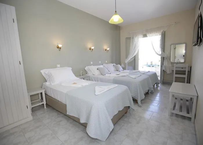 アレクサンドラズ ルームズ アパートホテル パロス島