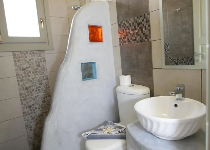 アレクサンドラズ ルームズ 4* パロス島