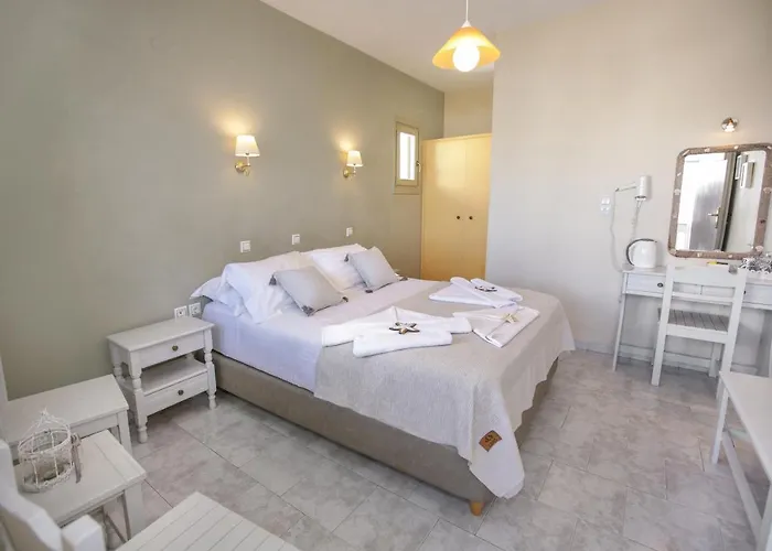 アレクサンドラズ ルームズ アパートホテル パロス島